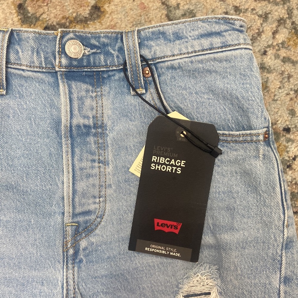 Levi’s Ribcage Shorts - Picture 2 of 6
